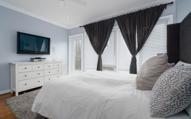 3 Bedroom 2 Bath Large Patio and CN View