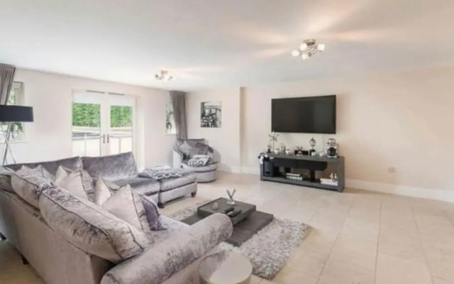 Mono Luxe Villa in Newcastle Upon Tyne