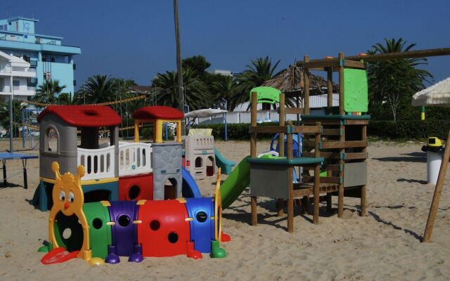 Apartment with Pool near Sea
