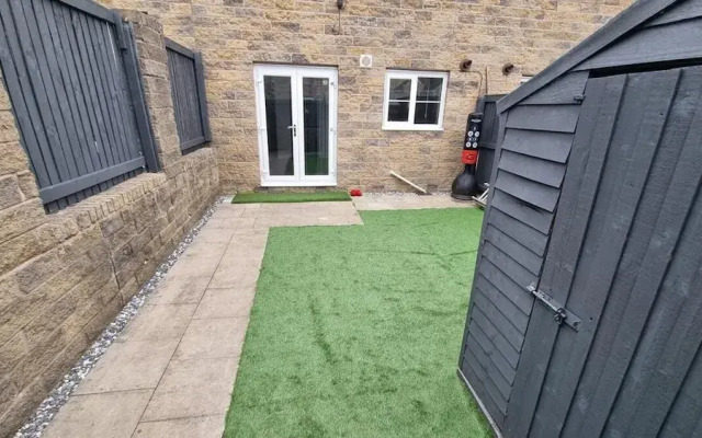 Burnley-4-bedroom House-sleeps 6-parking-clariturf