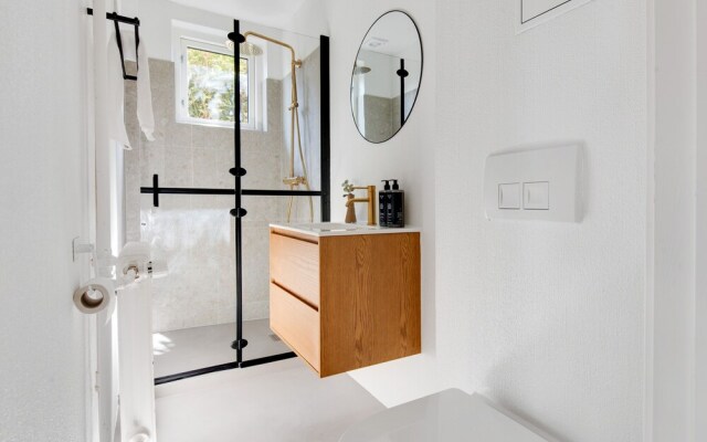 Sanders Charm - Chic 2-bdr Apt With Shared Garden
