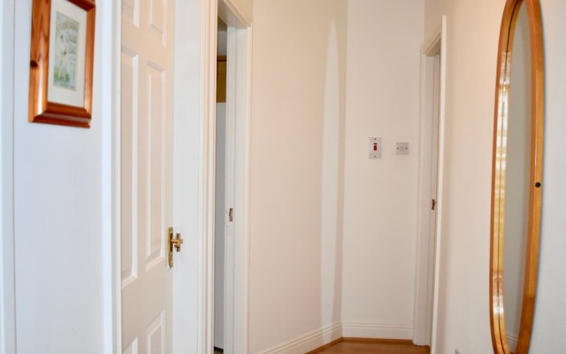 Bright 1 Bedroom Apartment in City Centre