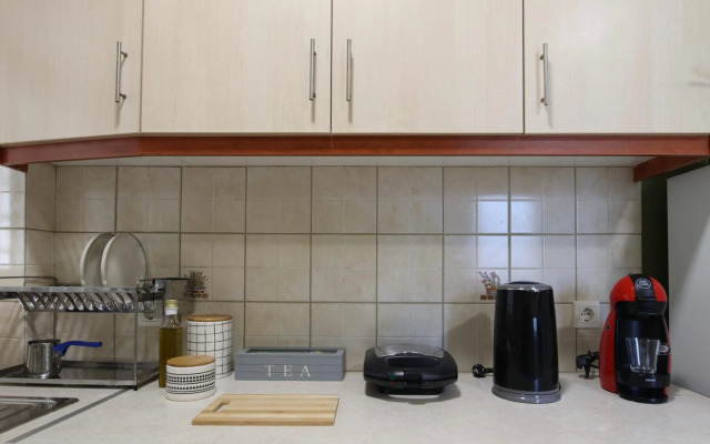 Μικρό διαμέρισμα της Αγγελικής με αυλή και parking