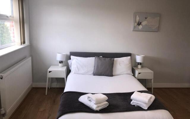 2nd Floor Town Centre Apt with FREE Parking