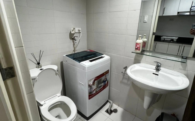 Staycation Sea Residences MOA Jermel