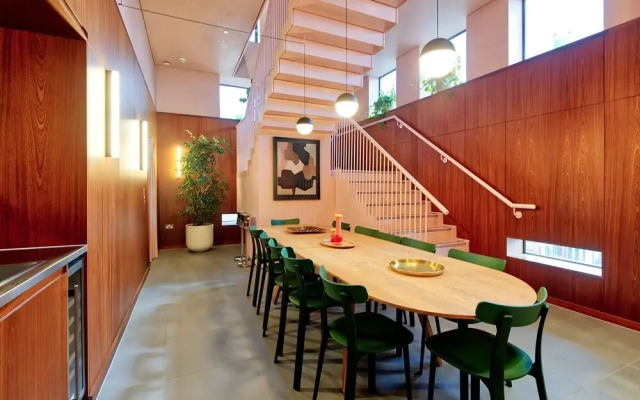 Stylish Three-bedroom Apartment in Poplar