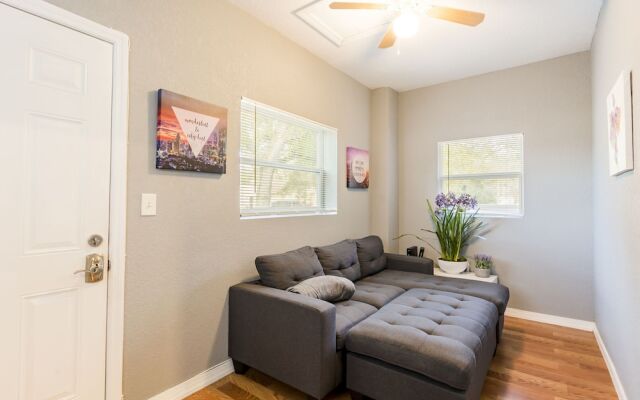 Cute Cozy Bungalow Down Town Jacuzzi