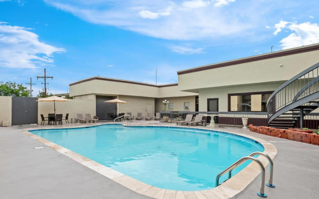 Travelodge by Wyndham New Orleans West Harvey Hotel