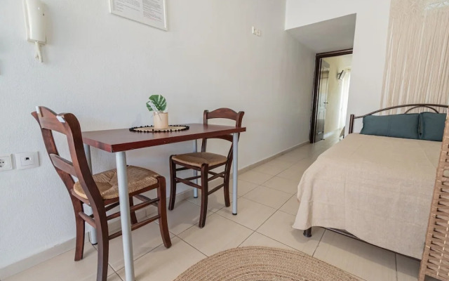 Tommy Seafront No 4 by Rentalspro - Nea Flogita