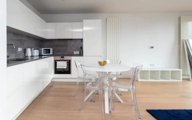 Bright and Modern 2 Bedroom Flat in Royal Wharf