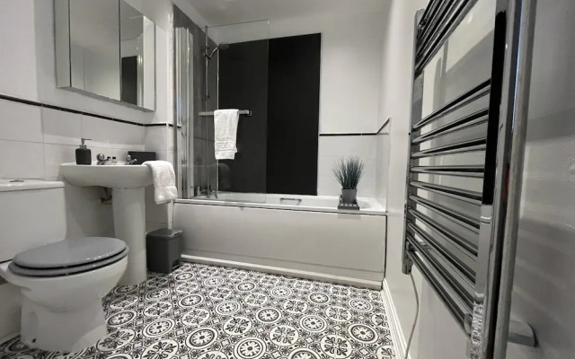 Modern Spacious Apartment in Private Grounds