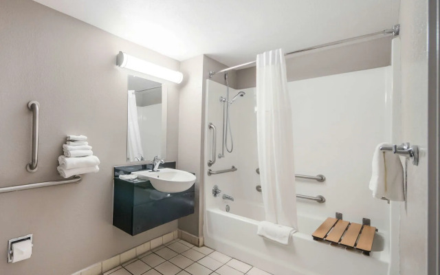 Studio 6 Laredo, TX - North I-35