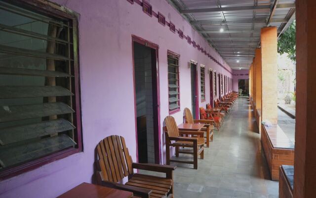OYO Life 1972 Aman Family Inn Syariah