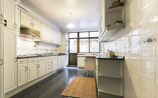 Stylish Apartment with Private Terrace and Garage