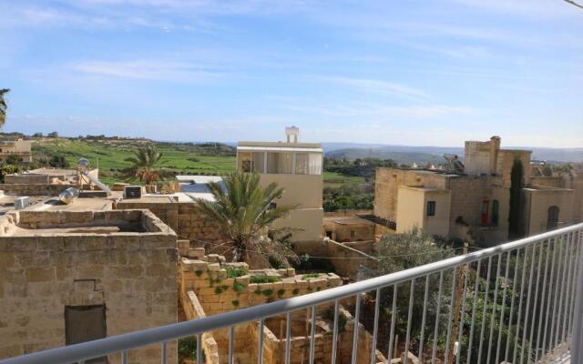 Wileg 4A Luxury Studio Apartment with Shared Swimming Pool.