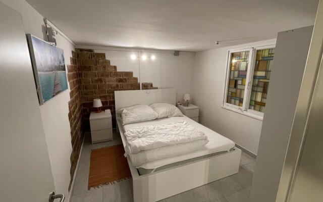 Cozy Furnished Basement Apartment