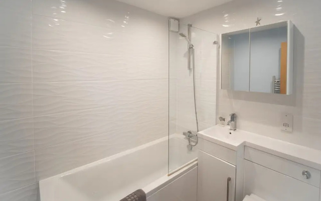 Stunning 2 bed Seaside Apartment With Sea Views