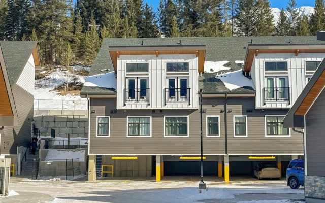 Skyridge 401 by Canmore Premier