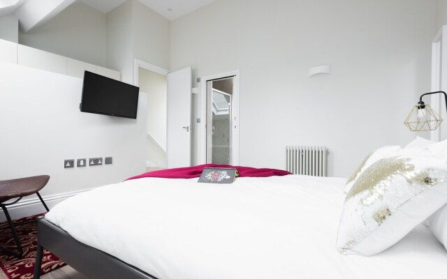 The Soho Hideout  - Modern & Bright 2BDR in Central London