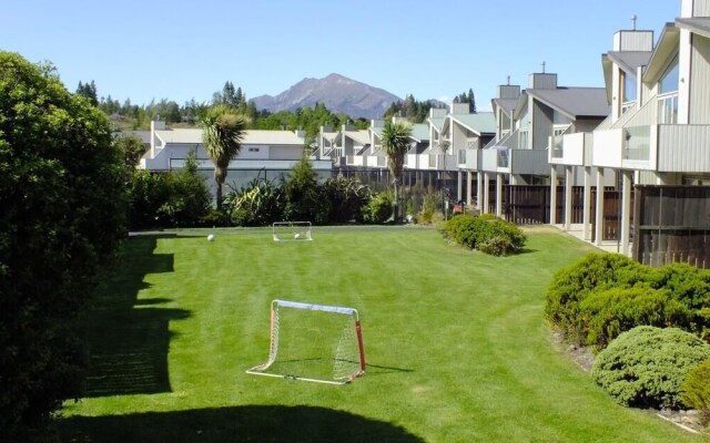 Toodle's Super Six in Wanaka w Mountain Views