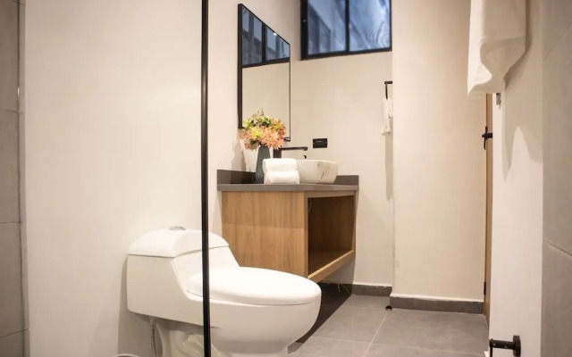 Rosa Negra Suite w/ Jacuzzi Near Stadium