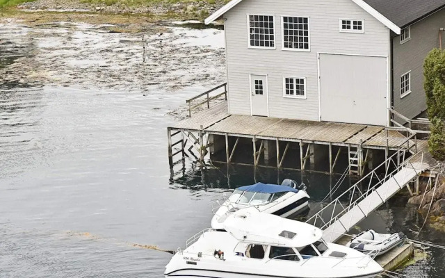 8 Person Holiday Home in Lesund