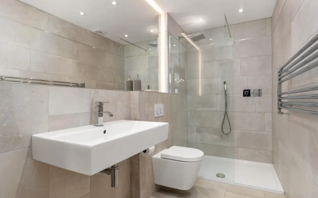 Spinnaker - Close to Town Sea Views