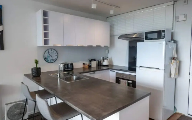 Centrally Located Light-filled Studio w/ Parking