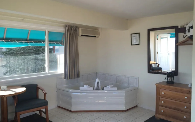 Sea Cliff House Motel