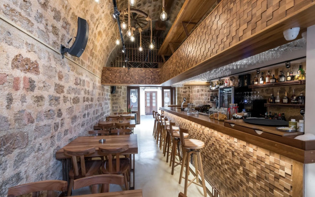 10GR Boutique Hotel and Wine Bar