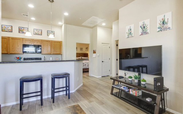 Tucson Condo Rental w/ Balcony + Mountain View!