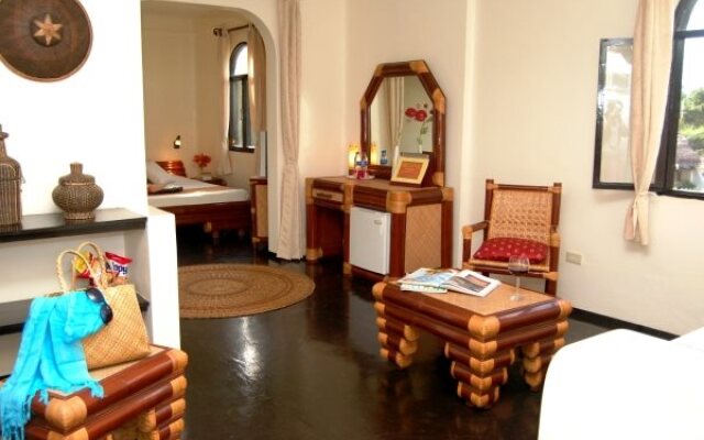 Charts Resort & Art Cafe