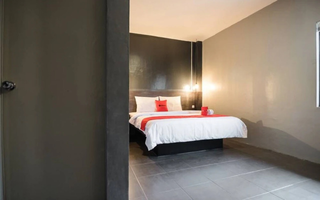 RedDoorz Plus near Maimun Palace 2 Medan