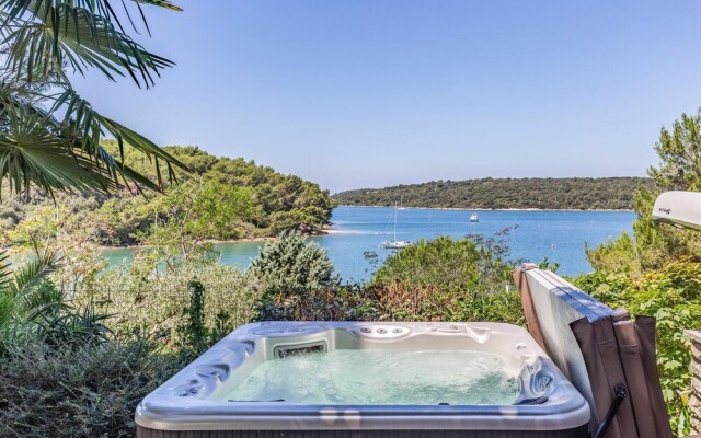 Stunning Home in Pula With Wifi, 2 Bedrooms and Jacuzzi