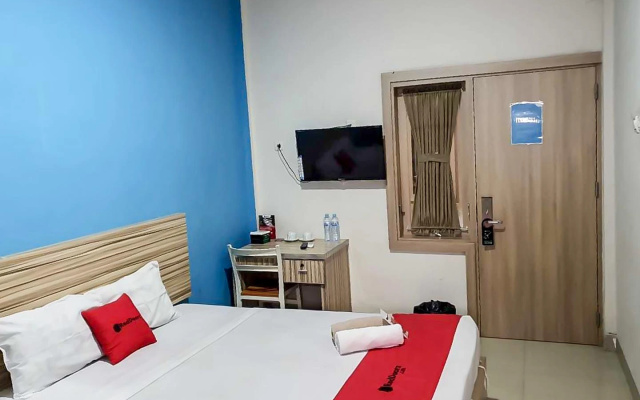 RedDoorz near Jalan Kolonel Haji Burlian Palembang - Hotel in Palembang - Photo 2
