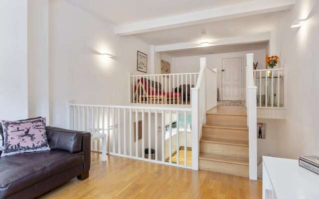 Bright & Beautiful Two Bedroom Apartment, Sleeps 4