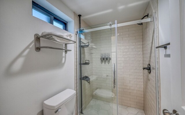 New! Luxury Riverfront Villa W/firepit & Gameroom!