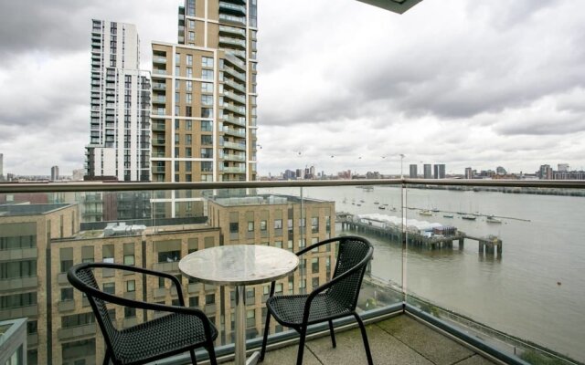 2 Bdr Apartment With Balcony By The Thames