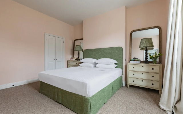 Granard Road by Onefinestay