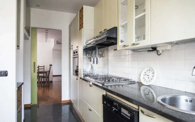 Bright Terrace Apartment in University District