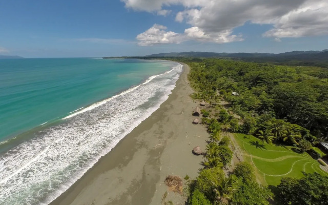 Iguana Lodge Beach Resort
