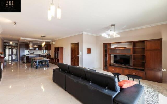 Luxury APT with HOT TUB & BBQ with Valletta views by 360 Estates