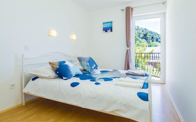 Amazing Home in Pisak with Hot Tub, WiFi & 4 Bedrooms