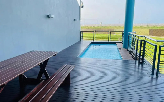 The Waves 1, Quayside Point Waterfront