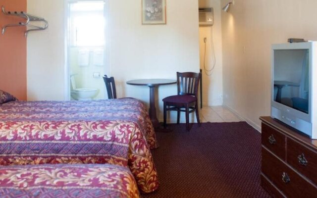 Nassau Holiday Motel