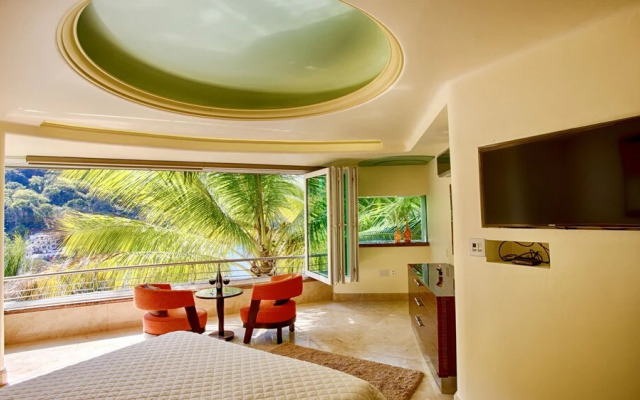 Luxury Suite With Garden and Ocean View
