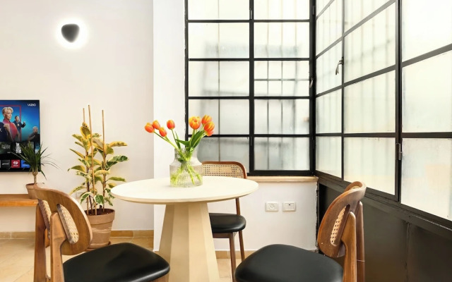 Modern-Rustic Haven in the City by Sea N Rent