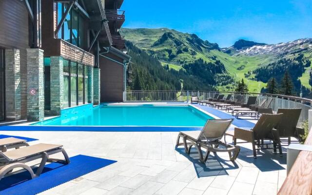 Charming 6th-floor 2-bedroom apartment with fireplace