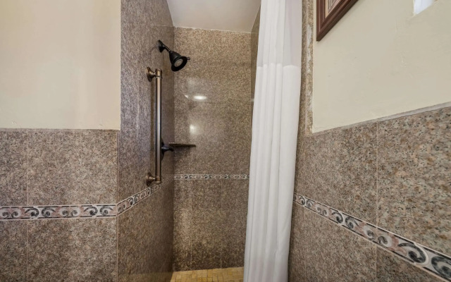 Clarion Collection Carmel Oaks Inn
