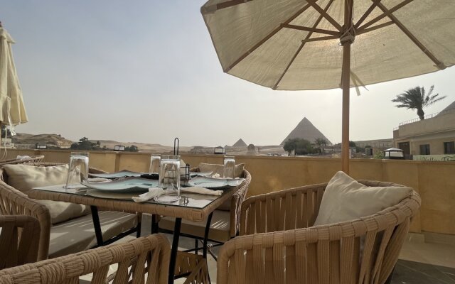 The Gate Hotel Front Pyramids & Sphinx View
